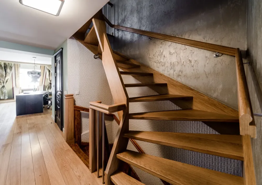 escalier en bois dans une maison